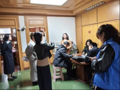 取学生家长和社区群众的看法